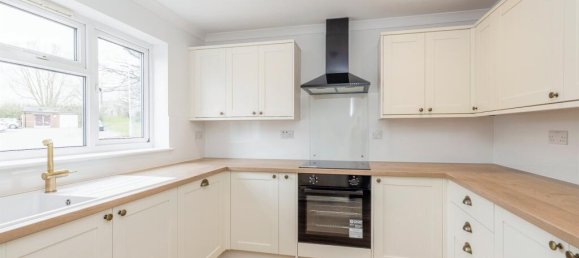 3 bedrooms Commercial property in Bushey, United Kingdom No. 6210 3