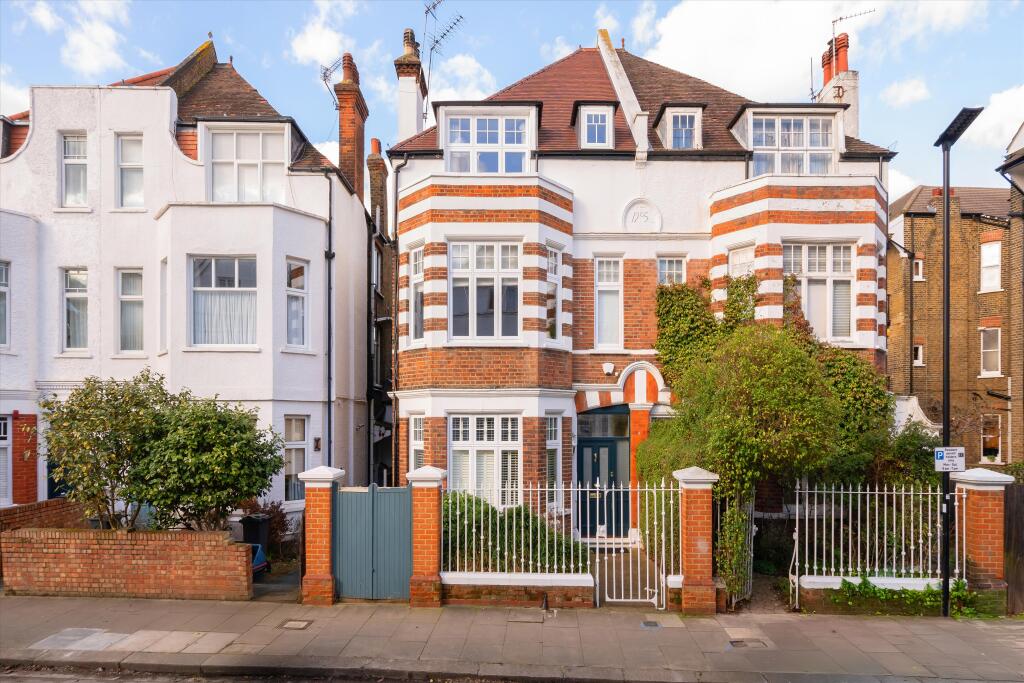 4 bedrooms House in London, United Kingdom No. 6951