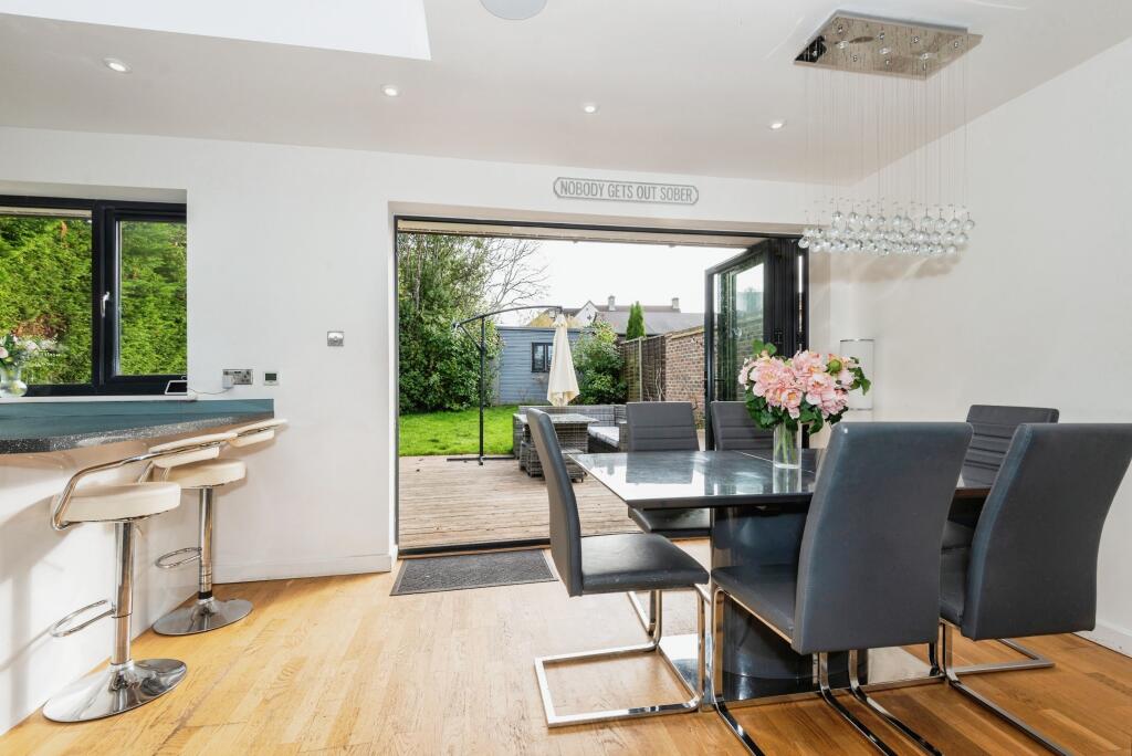 3 bedrooms Bungalow in Banstead, United Kingdom No. 10461