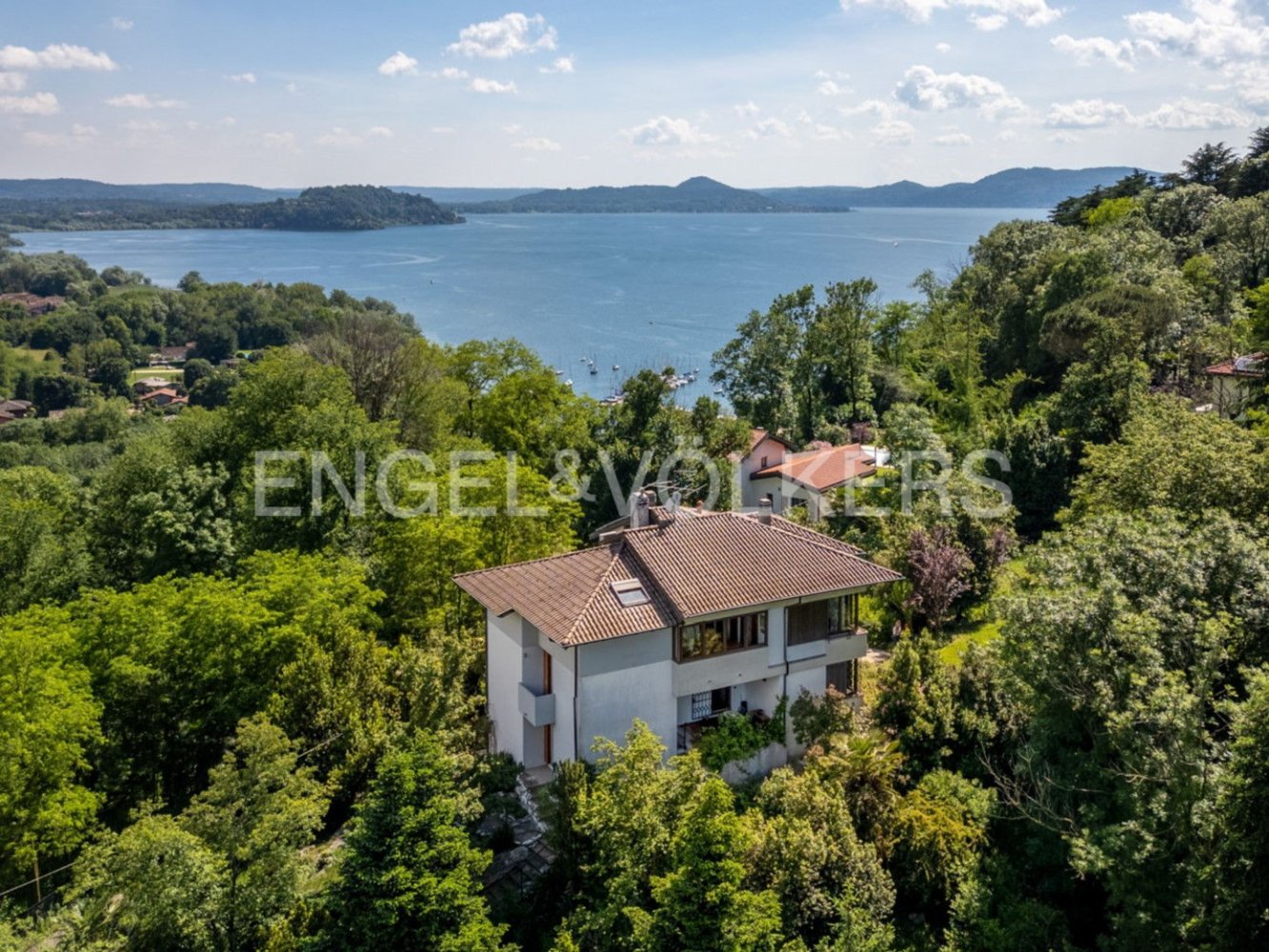 4 bedrooms Villa in Leggiuno, Italy No. 127729