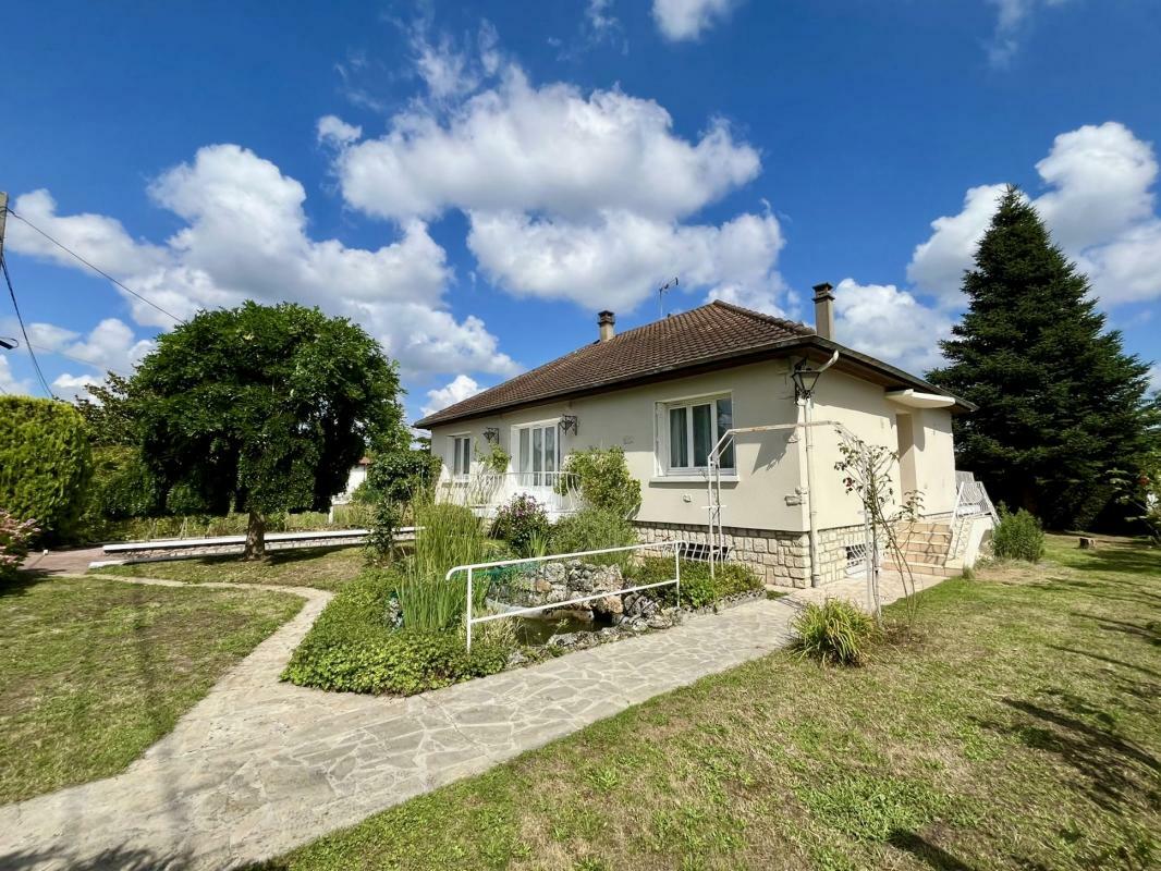 3 bedrooms House in Saint-Pierre-les-Nemours, France No. 298880