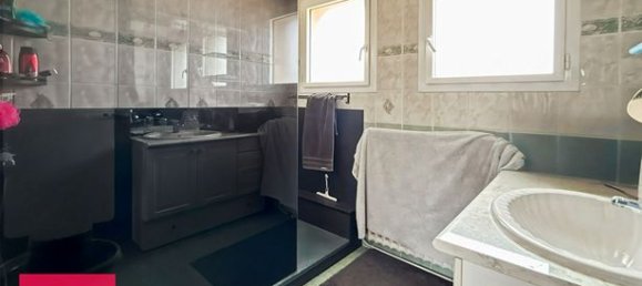 3 bedrooms House in Bernay, France No. 359988 9