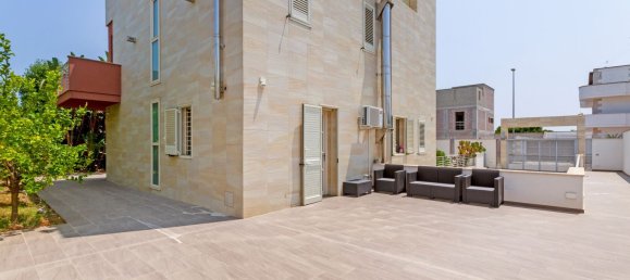 7 bedrooms Villa in Lecce, Italy No. 343032 3