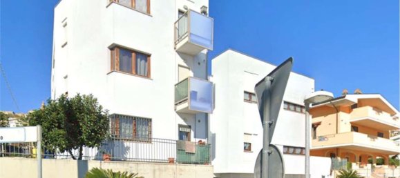 5 rooms Apartment in Città Sant'Angelo, Italy No. 186535 3