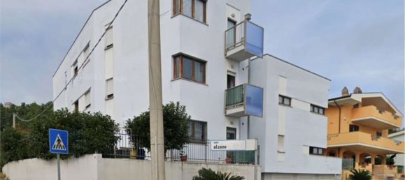 5 rooms Apartment in Città Sant'Angelo, Italy No. 186535 2