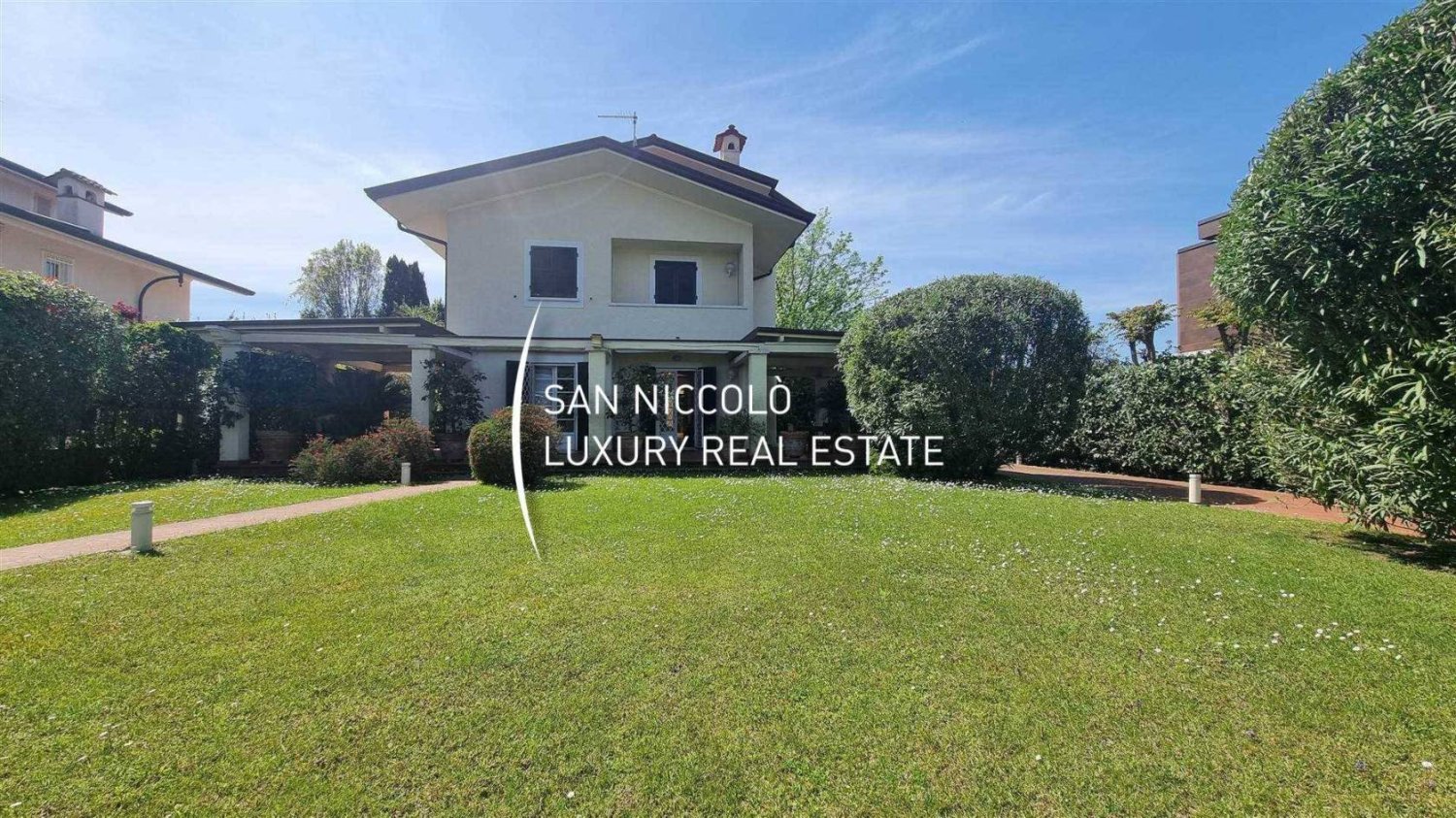 Villa de 5 dormitorios en Forte dei Marmi, Italy No. 193180