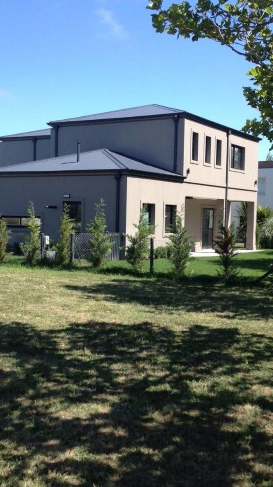 Casa de 3 dormitorios en Mar del Plata, Argentina No. 102253