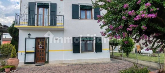 3 bedrooms Villa in Bondeno, Italy No. 303958 4