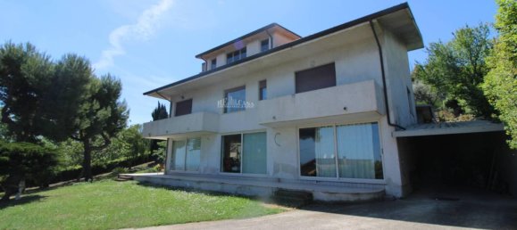 8 bedrooms House in Martinsicuro, Italy No. 156091 3