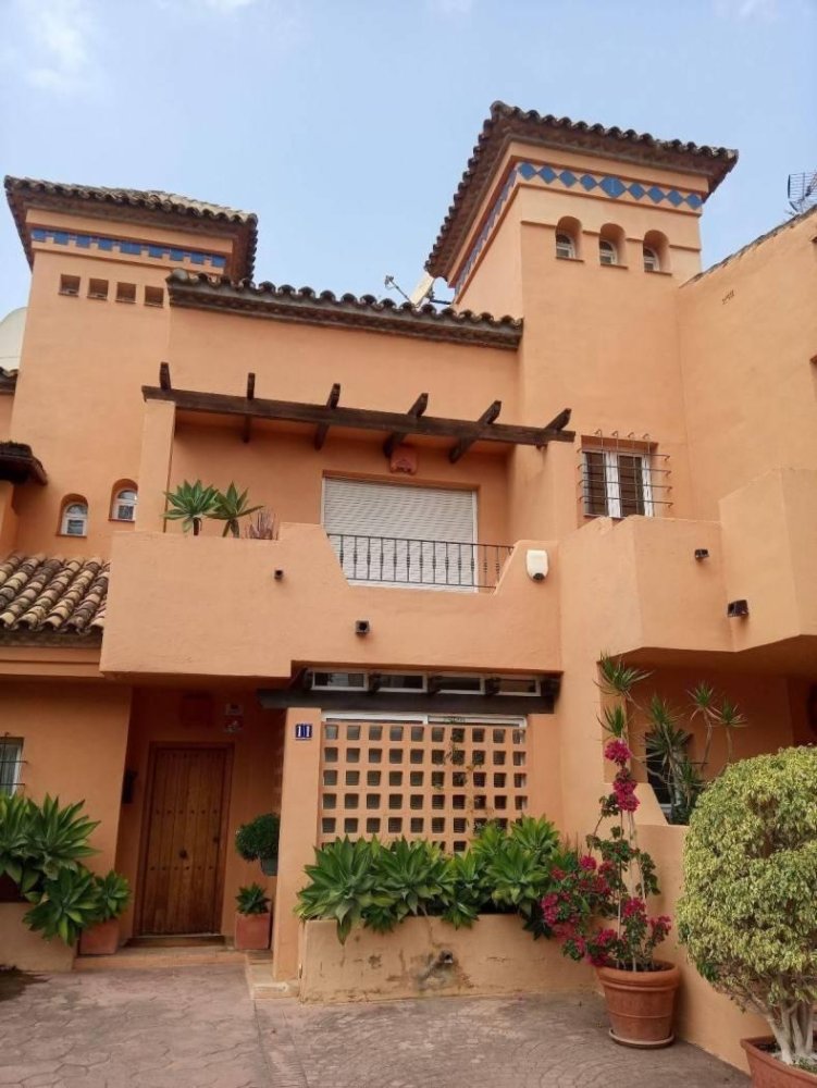 Adosado de 3 dormitorios en Marbella, Spain No. 38951