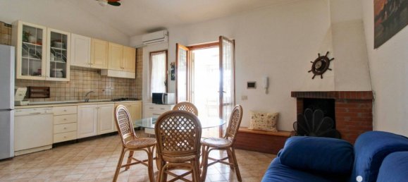 2 bedrooms Villa in Anzio, Italy No. 298671 2