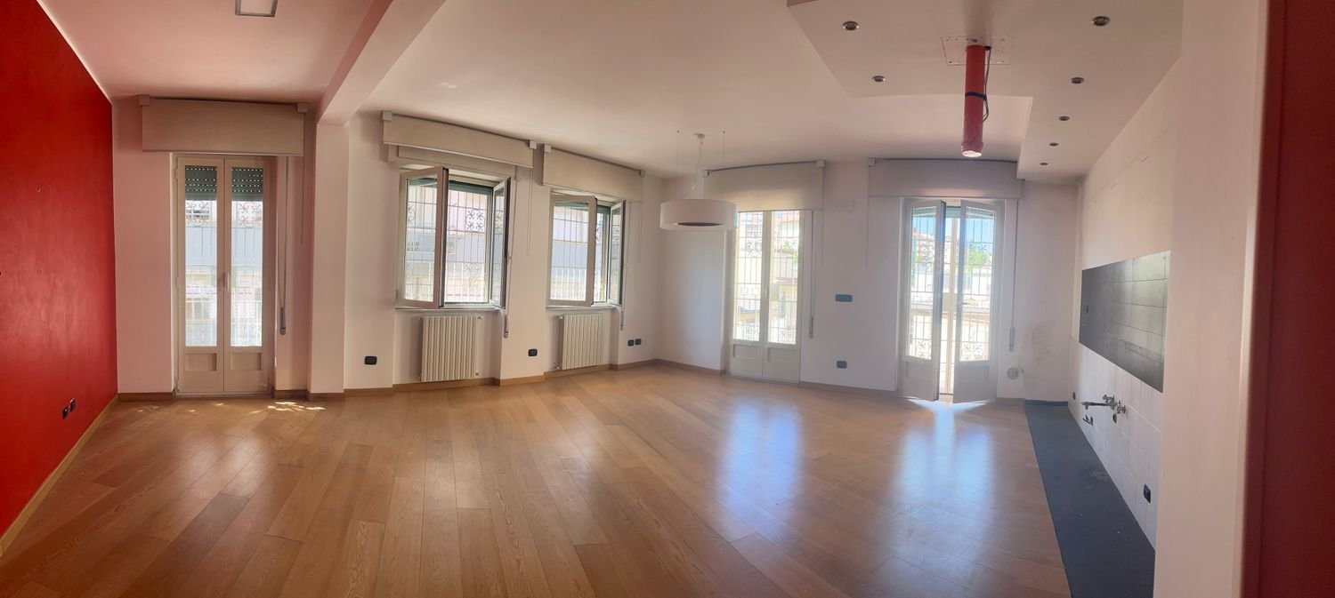 Квартира с 4 спальнями в Фрозиноне, Италия № 325976