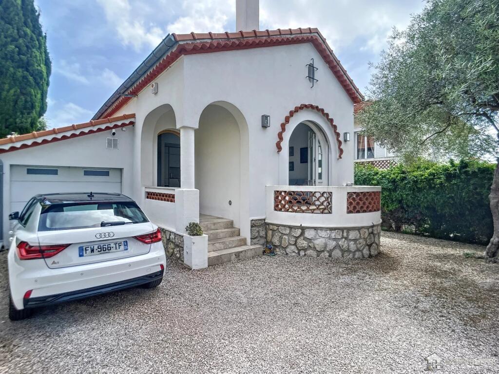 Villa de 3 dormitorios en Antibes, France No. 285013