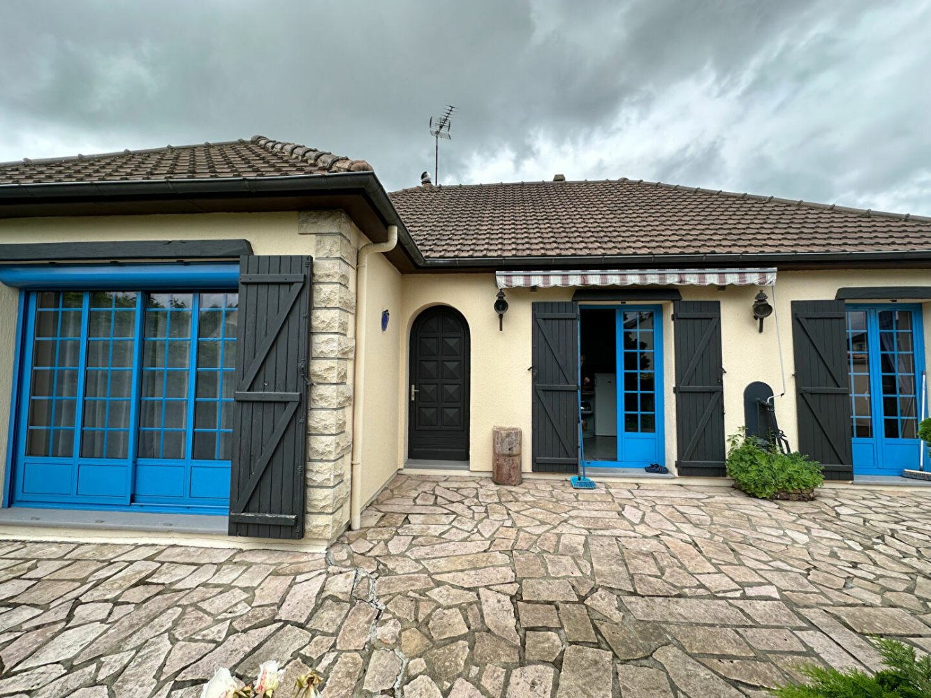 Casa de 3 dormitorios en Nogent-le-Rotrou, France No. 272765