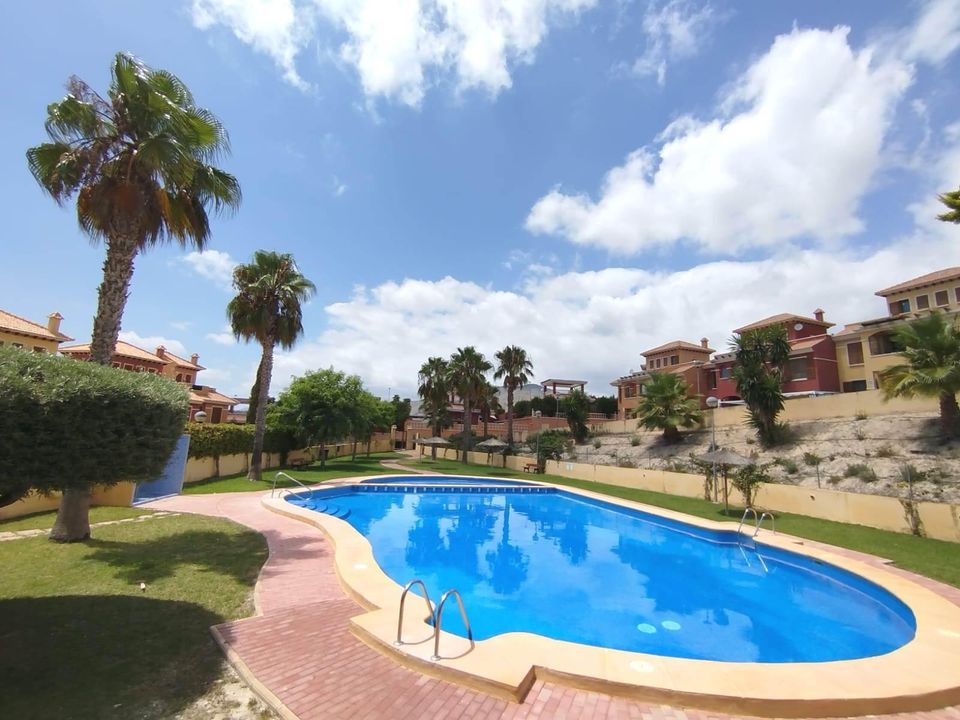 3 غرف نوم تاون هاوس في Alicante, Spain رقم 185137