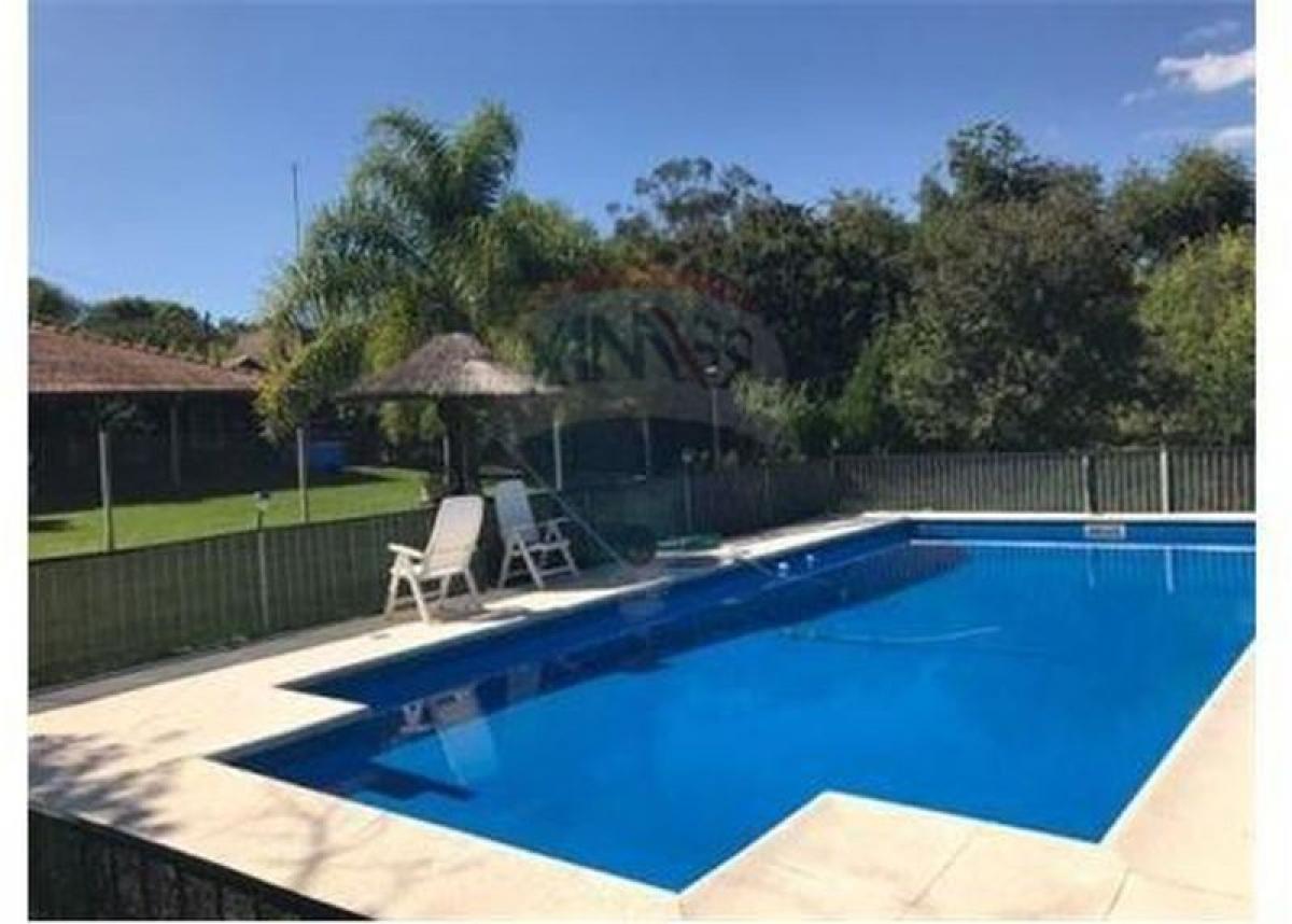 Casa de 5 dormitorios en Escobar, Argentina No. 85214