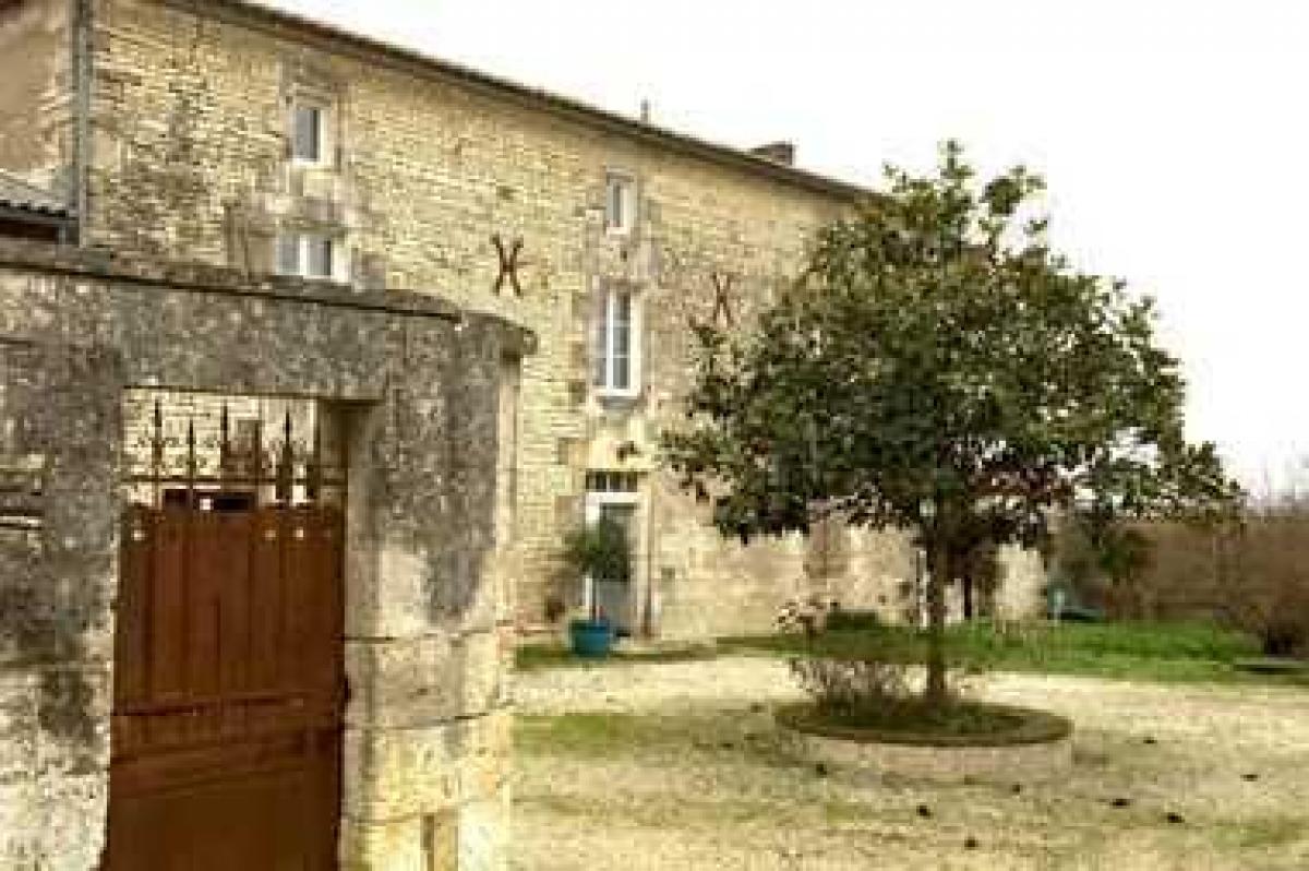 4 bedrooms House in Brie, France No. 27489