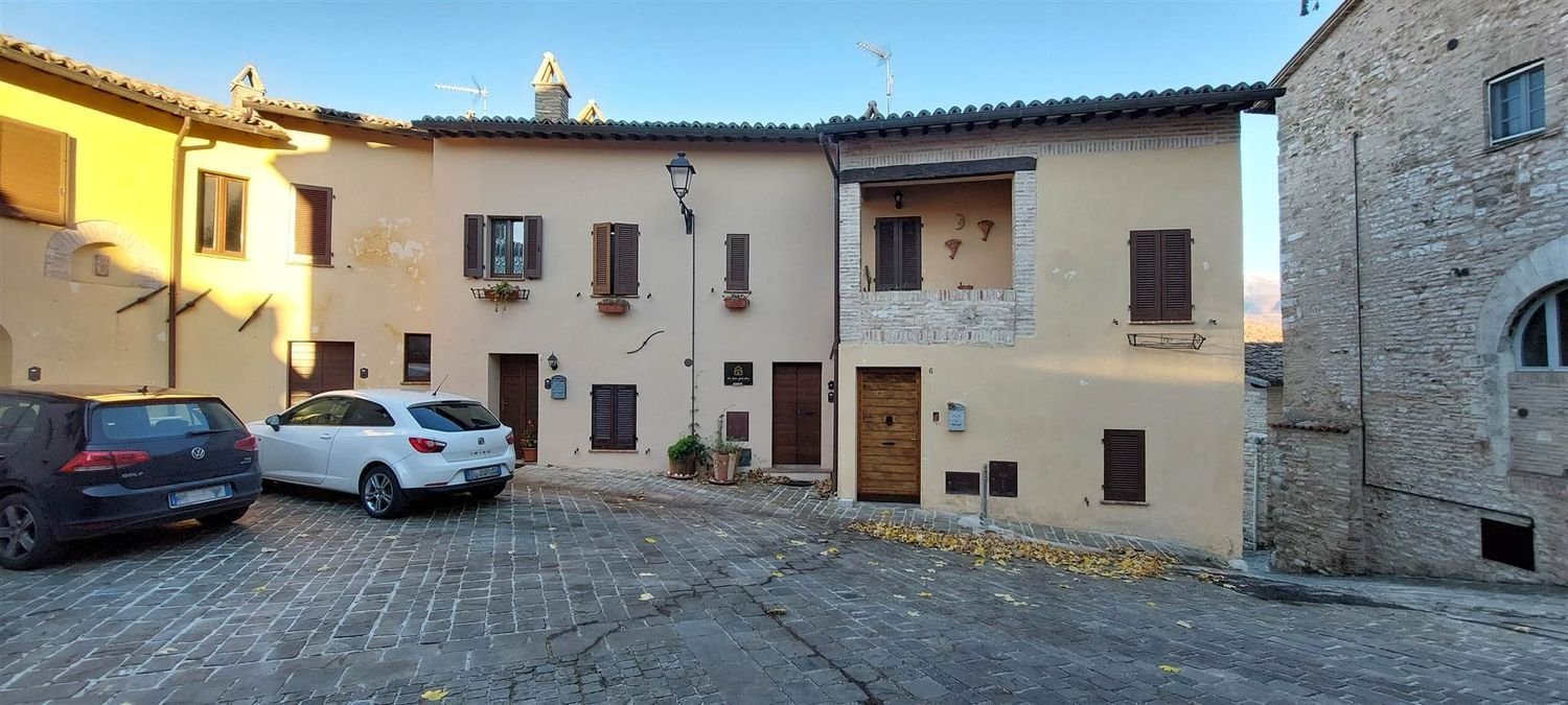 6 rooms Apartment in Gualdo Tadino, Italy No. 220045