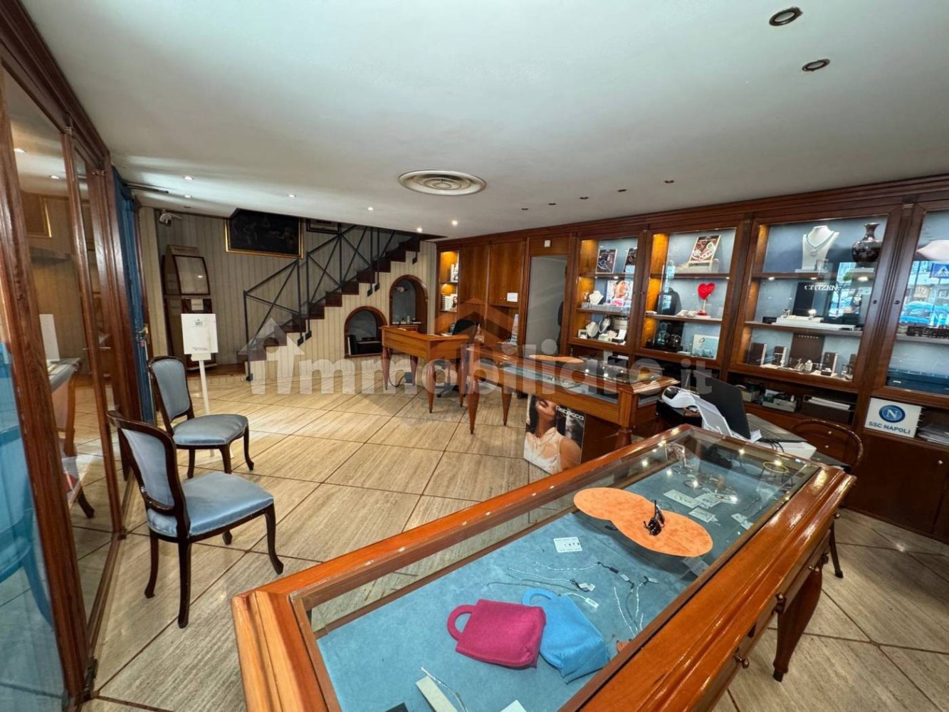 2-Zimmer Gewerbliche Immobilie in Naples, Italy, Nr. 275260