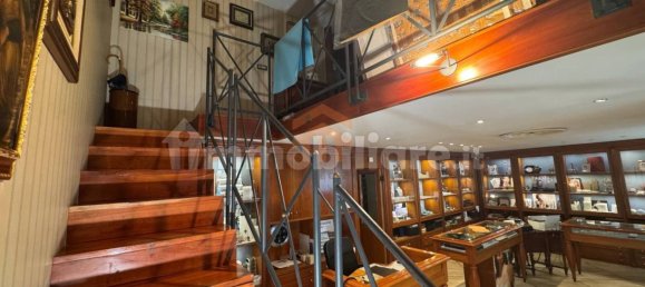 2-Zimmer Gewerbliche Immobilie in Naples, Italy, Nr. 275260 6