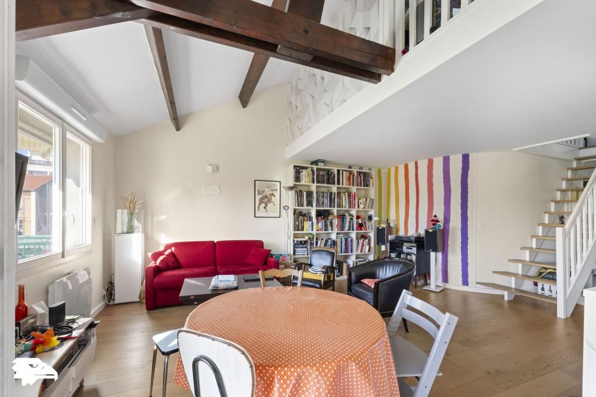 4 bedrooms Duplex in Romainville, France No. 142425