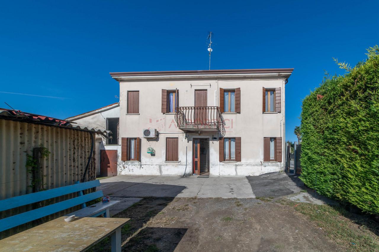 4 rooms House in Piove di Sacco, Italy No. 230345