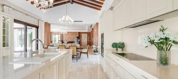 5 bedrooms Villa in Marbella, Spain No. 109450 3