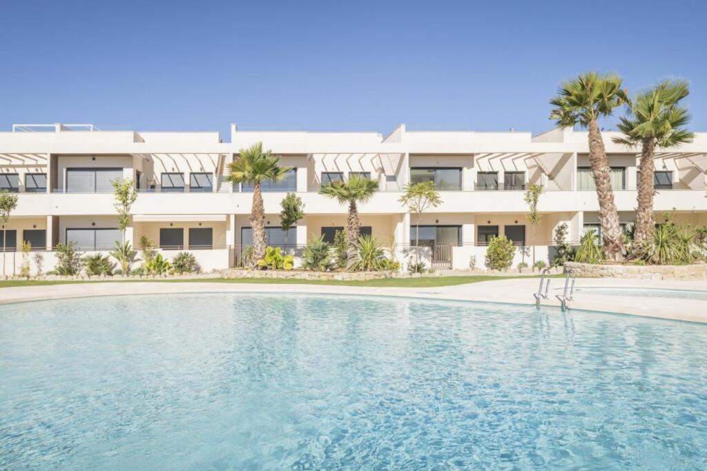 Bungalow de 2 dormitorios en Torrevieja, Spain No. 91902