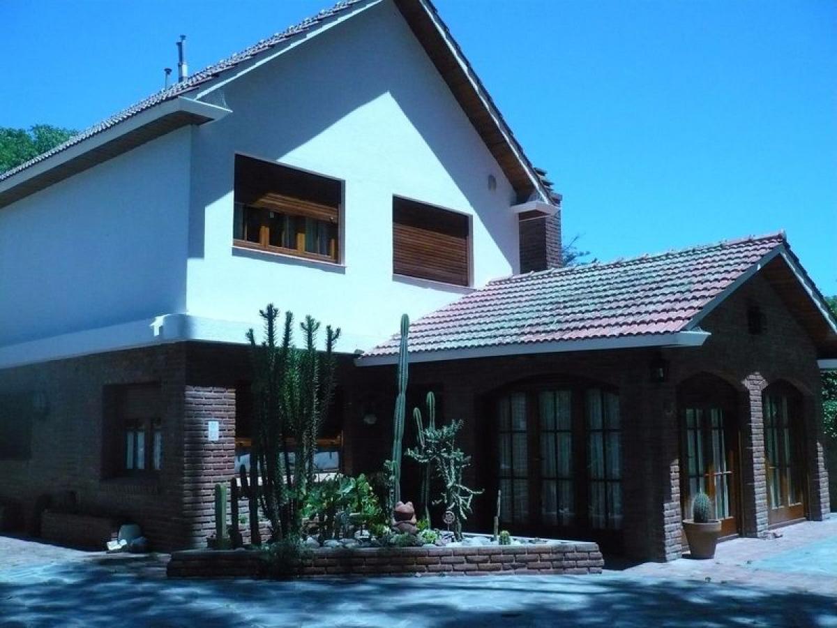 Casa de 4 dormitorios en Mar del Plata, Argentina No. 76864