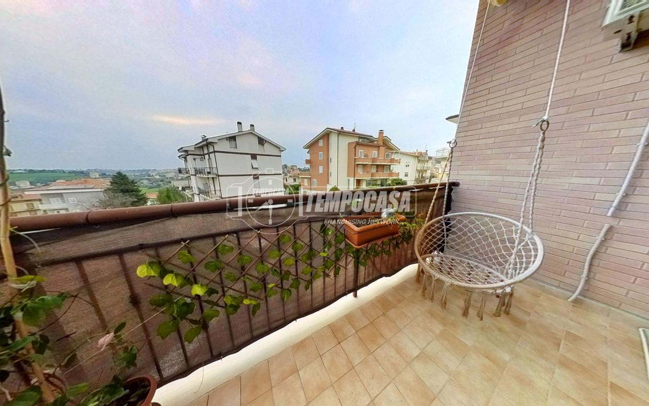 Квартира с 3 комнатами в Монтегранаро, Италия № 139666