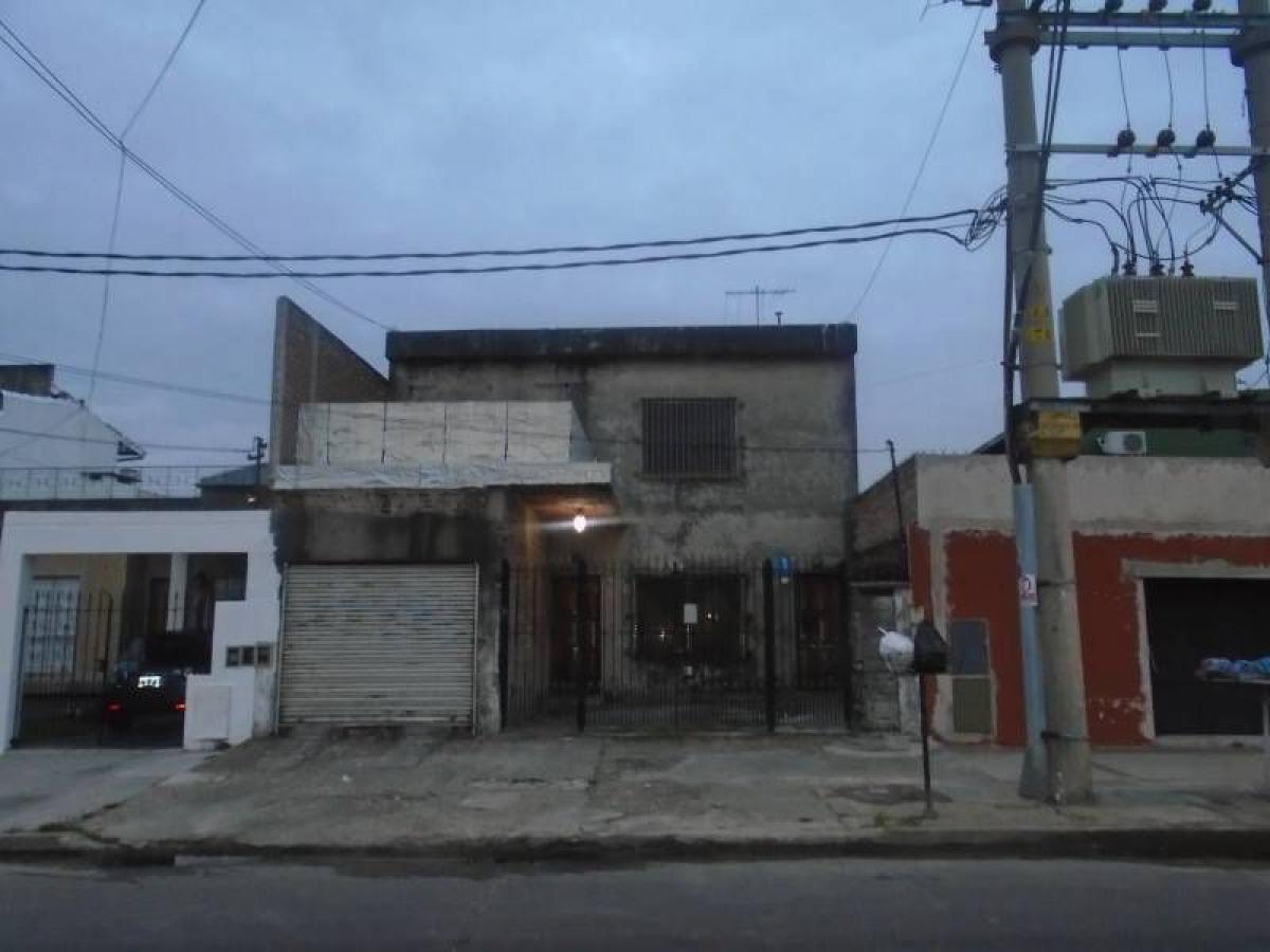 Casa de 4 dormitorios en Lanús, Argentina No. 20542