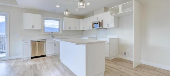 2 bedrooms Condo in British Columbia, Canada No. 1290 2