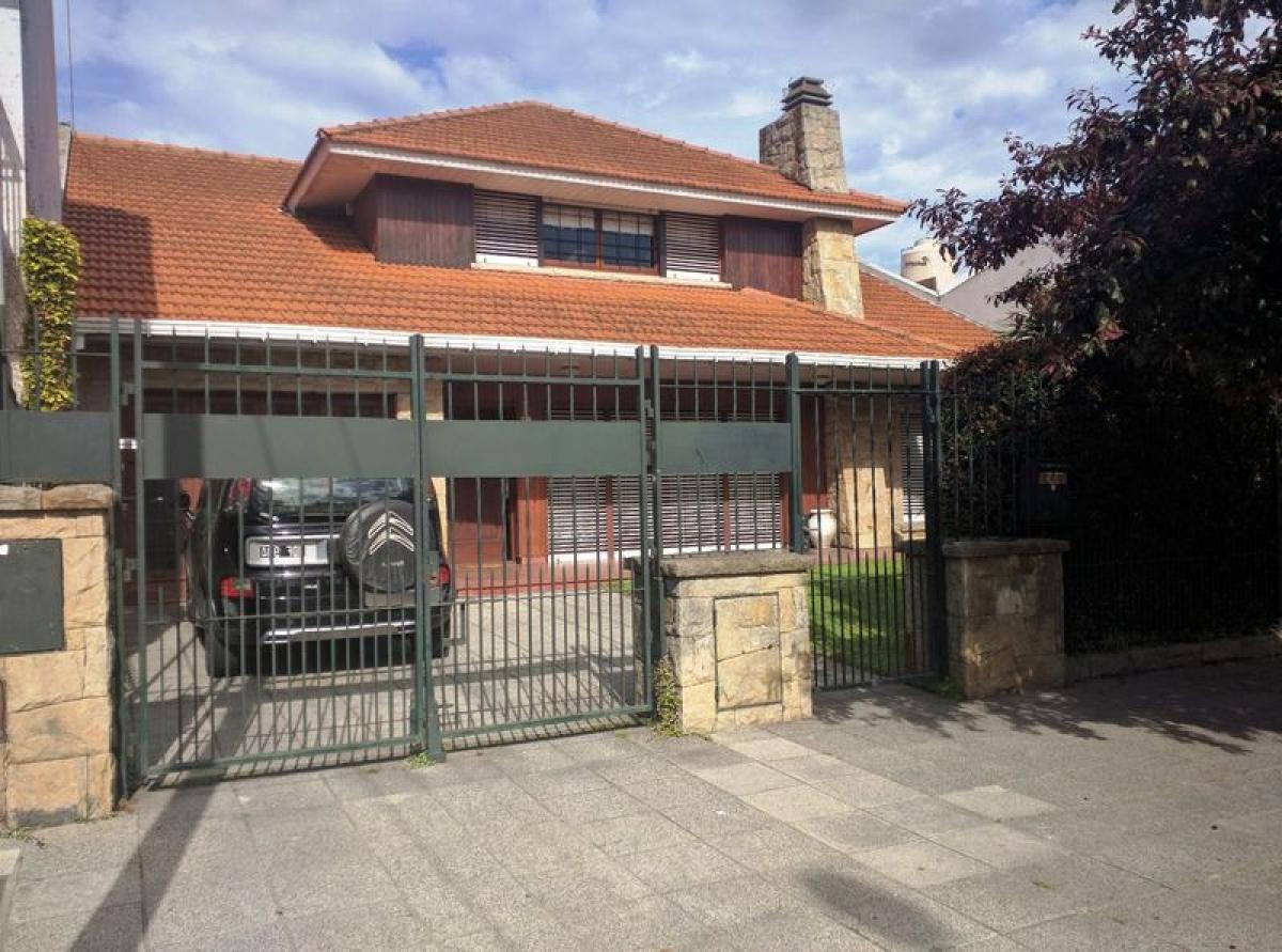 4 bedrooms House in Mar del Plata, Argentina No. 74539