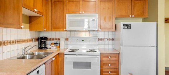 Studio in the Condo in British Columbia, Canada No. 1187 9