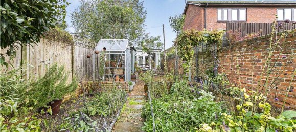 2 bedrooms House in Egham, United Kingdom No. 8640 5