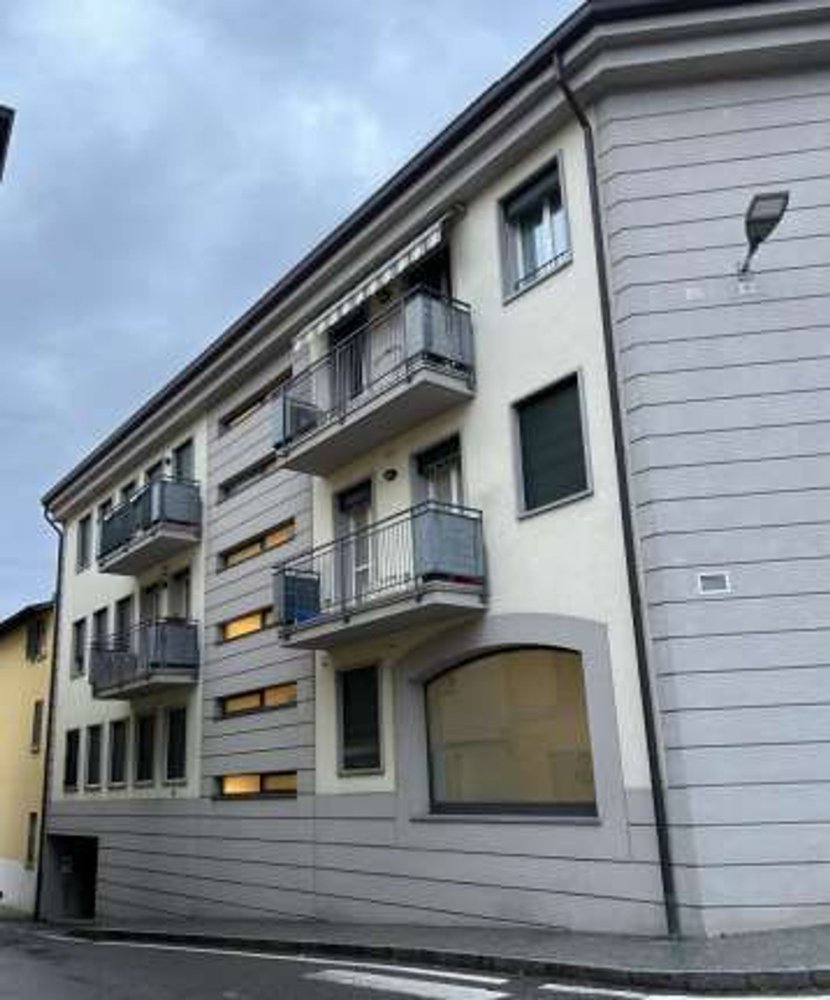 Apartamento de 4 dormitorios en Figino Serenza, Italy No. 383875