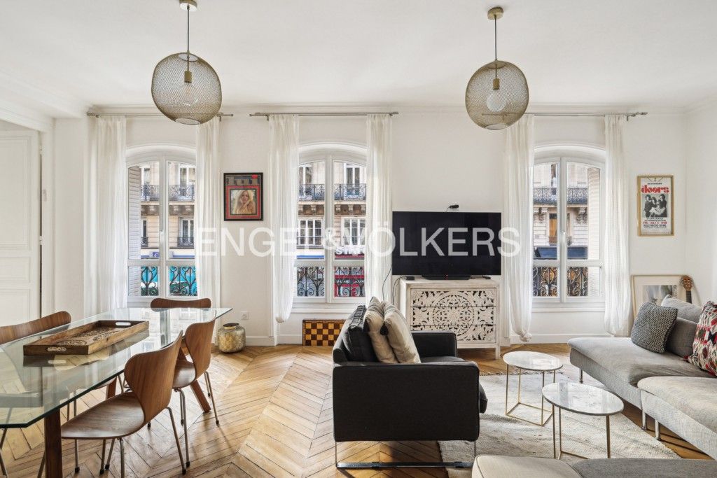 2 bedrooms Apartment in Paris, France No. 168135