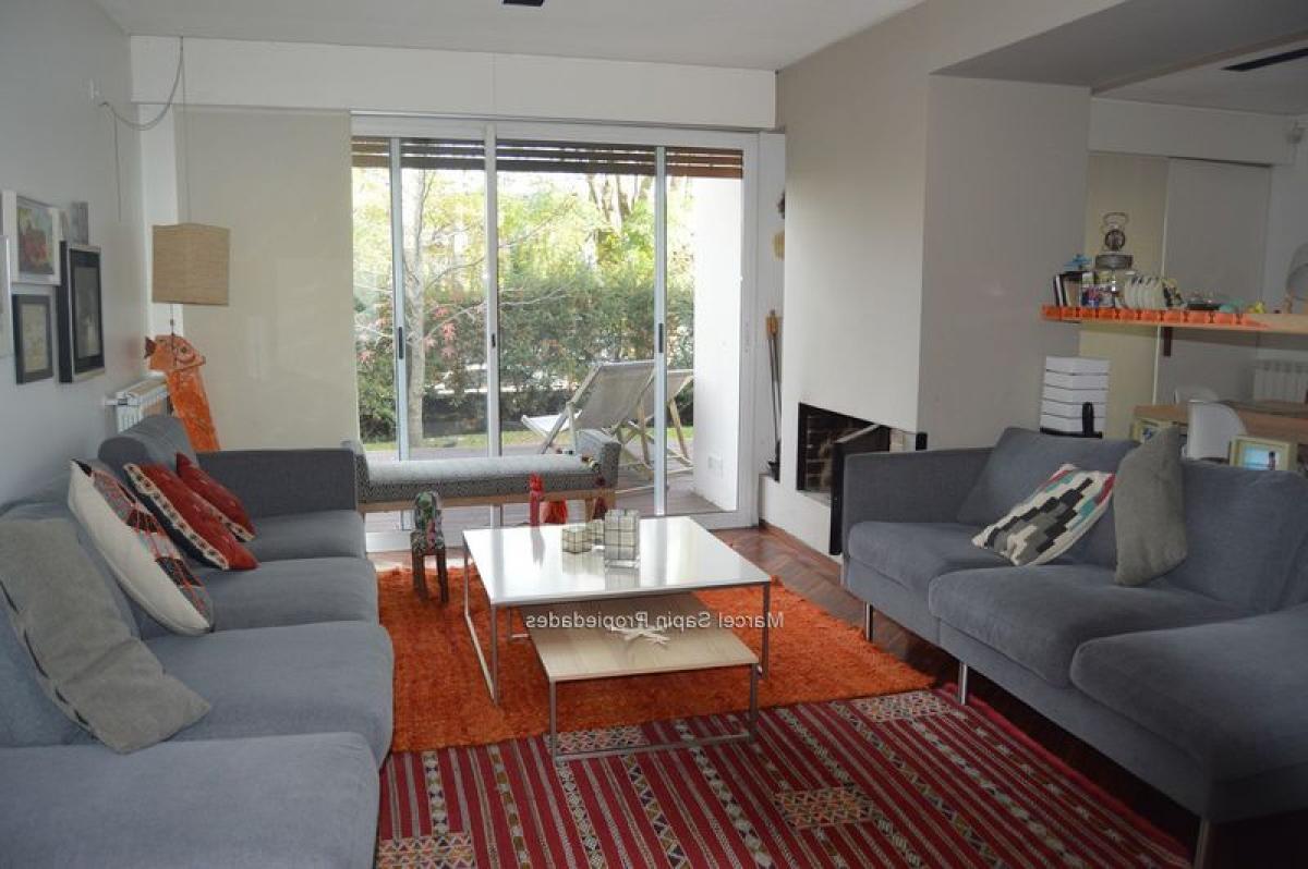 Casa de 3 dormitorios en Montevideo, Uruguay No. 5343