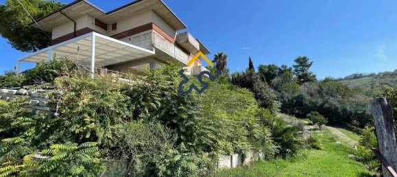 4 bedrooms House in Acquaviva Picena, Italy No. 17404 7