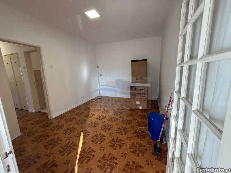 3 bedrooms Apartment in Amadora, Portugal No. 285369