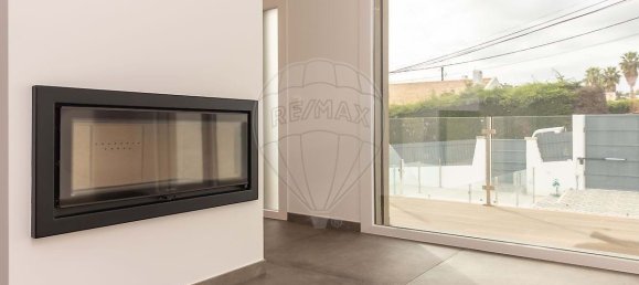 4 bedrooms Villa in Sesimbra, Portugal No. 170684 3