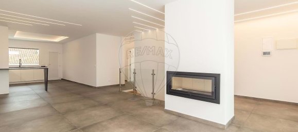 4 bedrooms Villa in Sesimbra, Portugal No. 170684 4