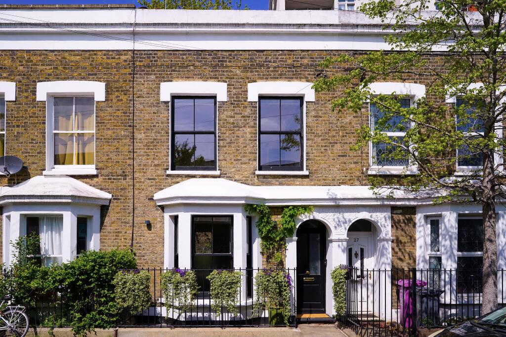 3 bedrooms House in London, United Kingdom No. 10426