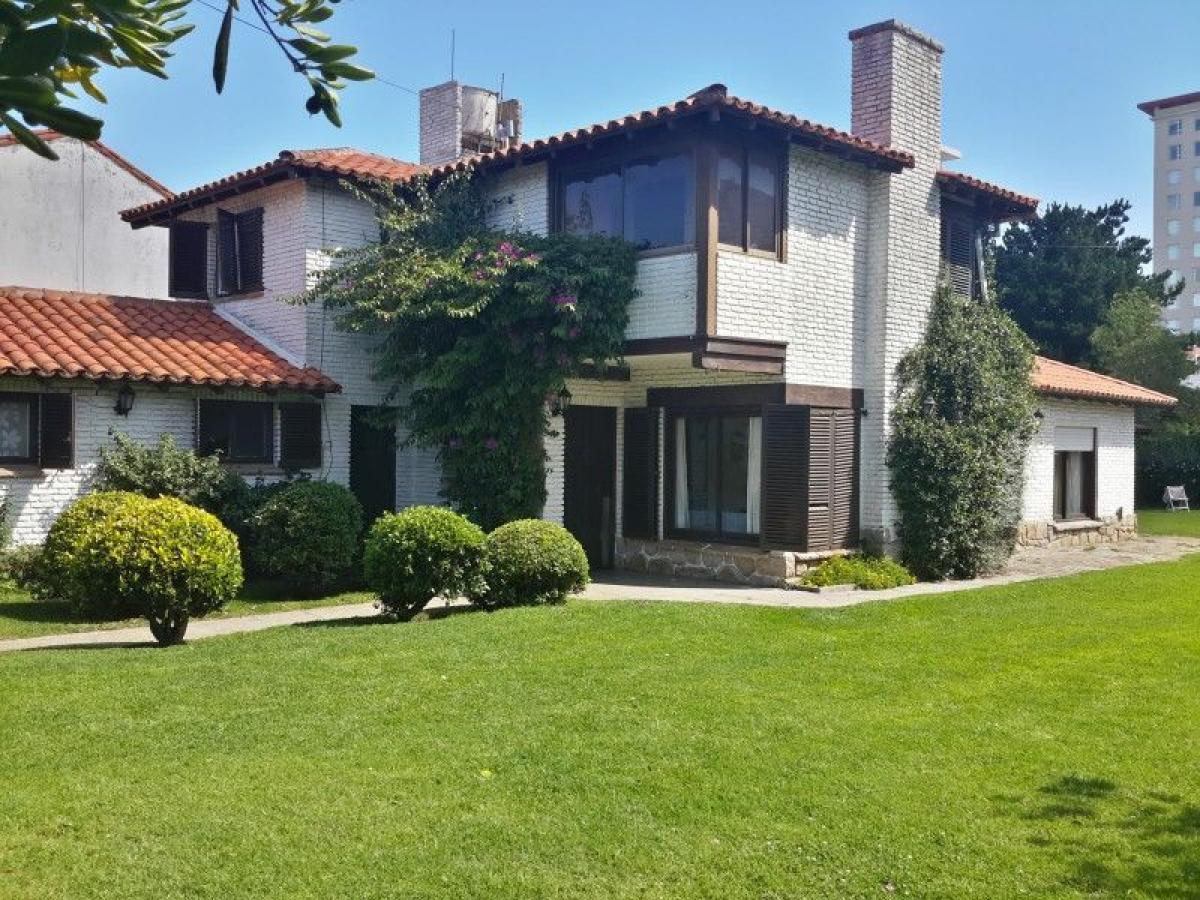 4 bedrooms House in Mar del Plata, Argentina No. 89065