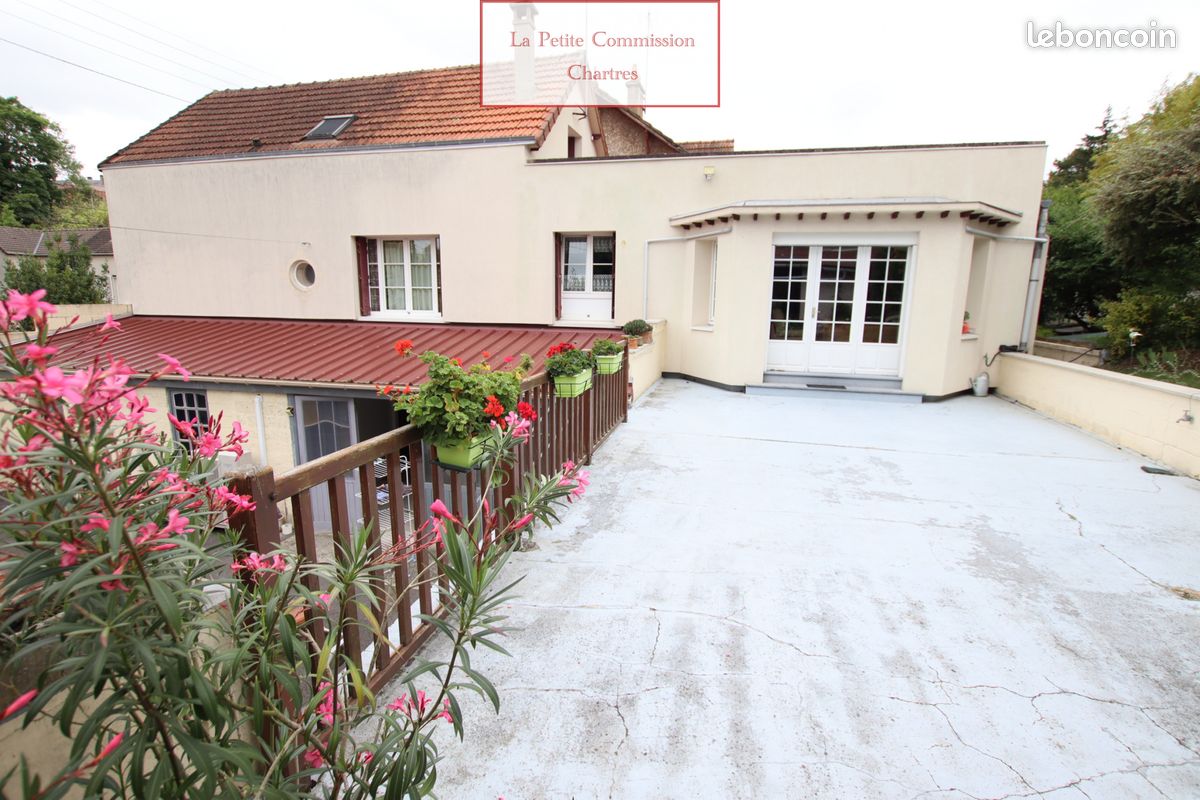 Casa de 4 dormitorios en Chartres, France No. 101766