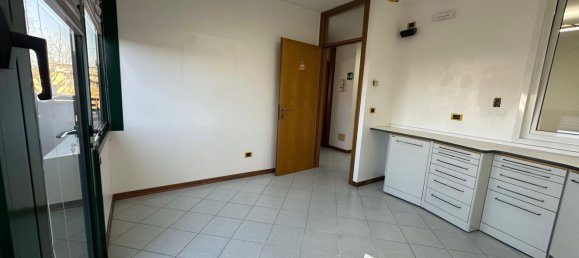 85m² Office in Udine, Italy No. 23676 10