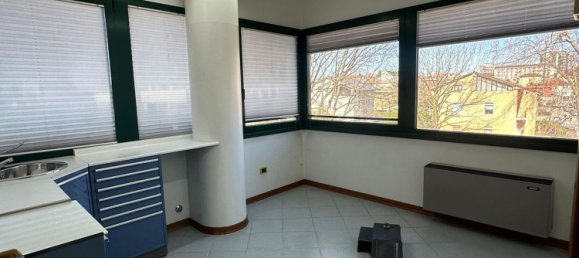 85m² Office in Udine, Italy No. 23676 9