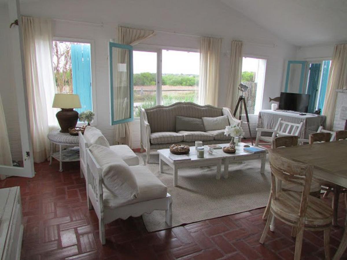 Casa de 3 dormitorios en Maldonado, Uruguay No. 2330