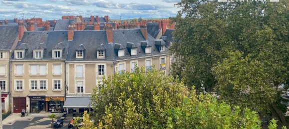 240m² Commercial property in Blois, France No. 95056 2
