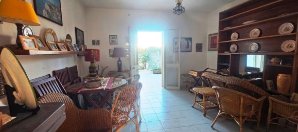 Квартира с 3 комнатами в Лечче, Италия № 41930 5